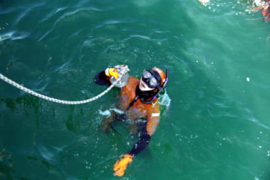 立ち泳ぎをする潜水士